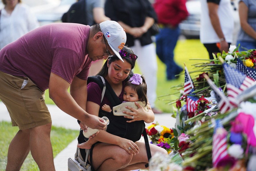 29 мая, Ювалд, штат Техас, США. Люди скорбят по жертвам массовой стрельбы в школе на городской площади. /Фото: Синьхуа/