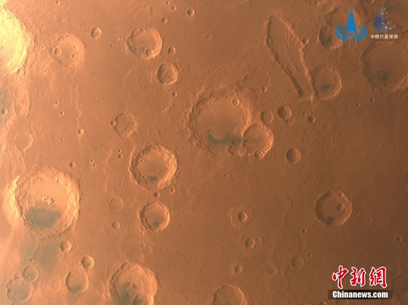 Последние фотоснимки Марса, сделанные китайским орбитальным аппаратом "Тяньвэнь-1"