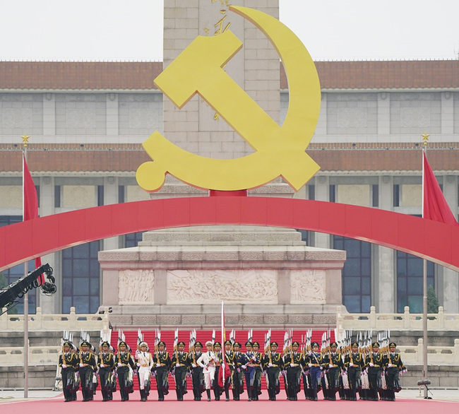 1 июля 2021 года, Пекин. Солдаты почетного караула Народно-освободительной армии Китая /НОАК/ маршируют по площади Тяньаньмэнь на торжественном собрании по случаю 100-летия Коммунистической партии Китая /КПК/. /Фото: Синьхуа/