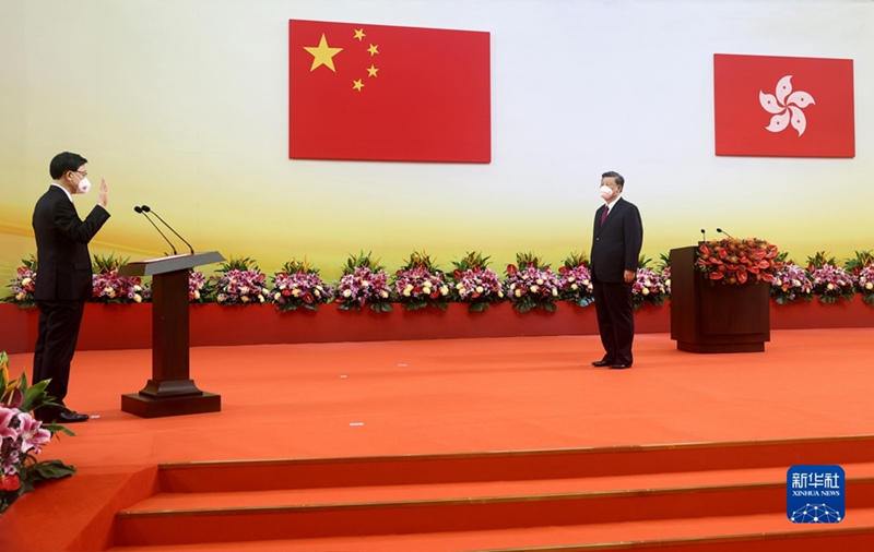 Си Цзиньпин принял участие и выступил с речью на торжественном собрании, посвященном 25-й годовщине возвращения Сянгана в лоно Родины, и церемонии вступления в должность состава администрации САР Сянган шестого созыва