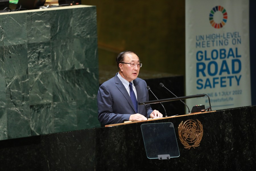 30 июня, Нью-Йорк. Постпред КНР при ООН Чжан Цзюнь выступает с речью на конференции высокого уровня по глобальной безопасности дорожного движения, организованной в рамках 76-й сессии ГА ООН. /Фото: Синьхуа/