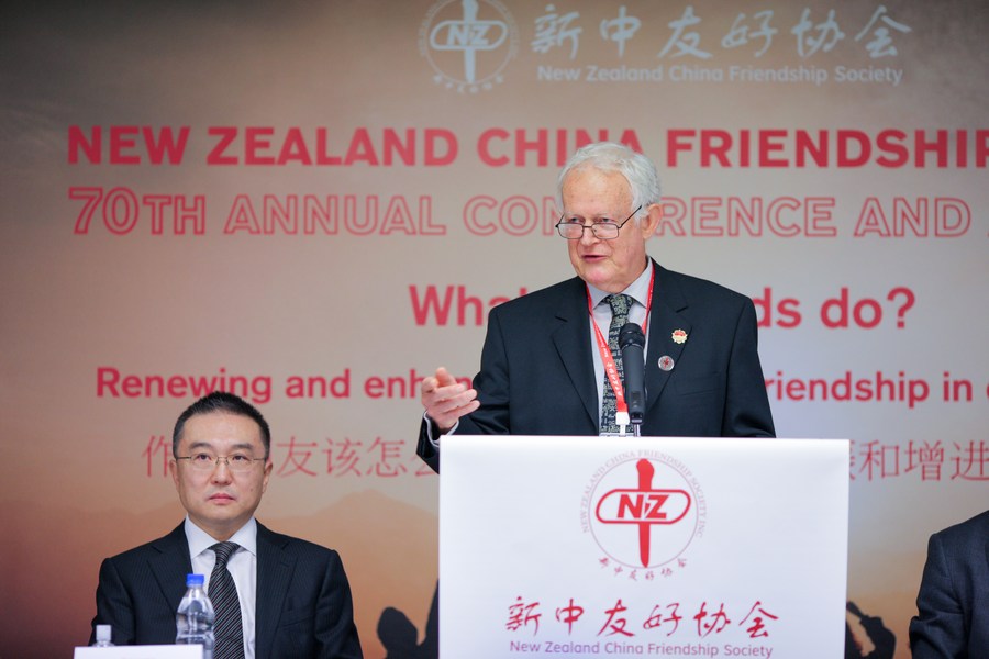 18 июня, Окленд, Новая Зеландия. Председатель Новозеландско-китайского общества дружбы Дэйв Бромвич выступает на ежегодной конференции общества. /Фото: Синьхуа/