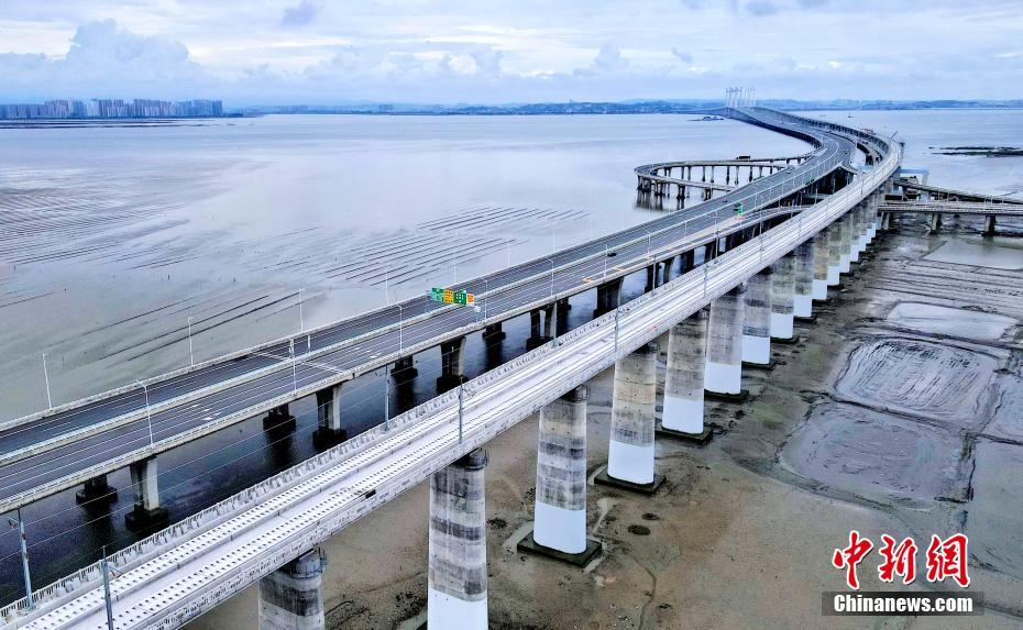 Завершено строительство безбалластного пути первого в Китае морского высокоскоростного железнодорожного моста
