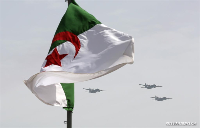 Алжир отмечает 60 лет независимости военным парадом