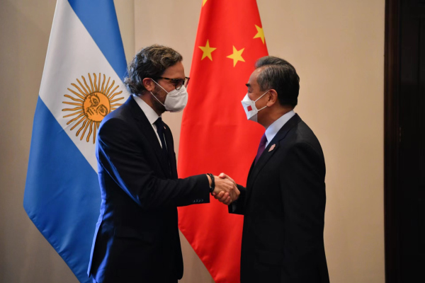 Ван И встретился с главой МИД Аргентины С. Кафьеро