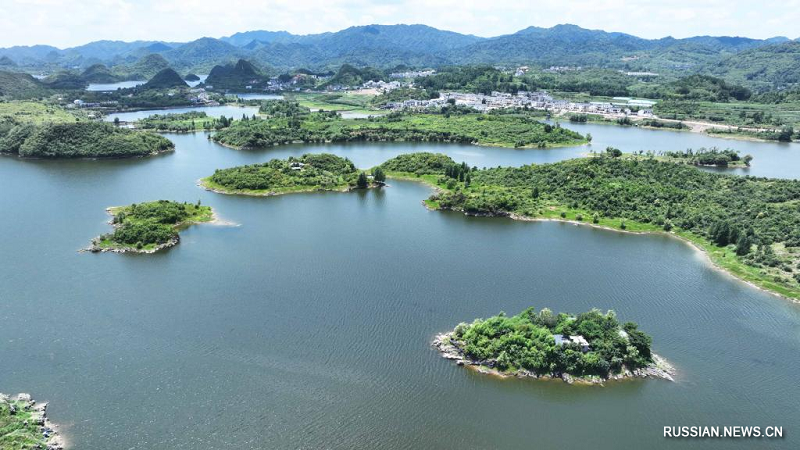 Летние пейзажи озера Байхуа на юго-западе Китая