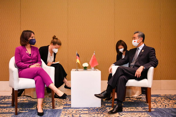 Ван И провел встречу с министром иностранных дел ФРГ А. Бербок