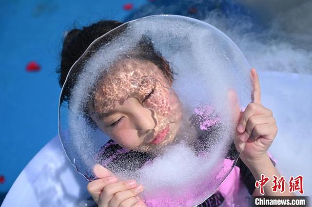 Борьба жителей Чунцина с жарой с помощью “Ледяного поцелуя”
