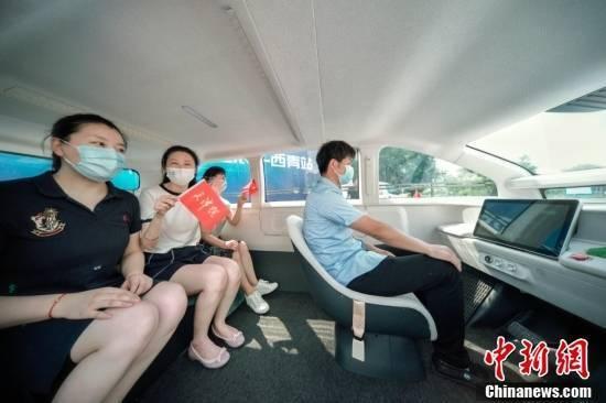 Первый в Китае электромобиль, работающий исключительно на солнечной энергии, отправился в тур