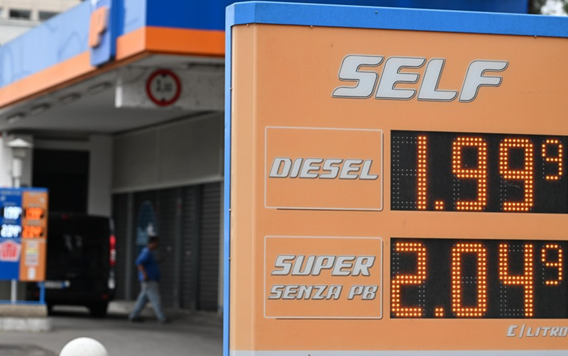23 июня, Рим. Цены на бензин и дизельное топливо на автозаправочной станции. /Фото: Синьхуа/