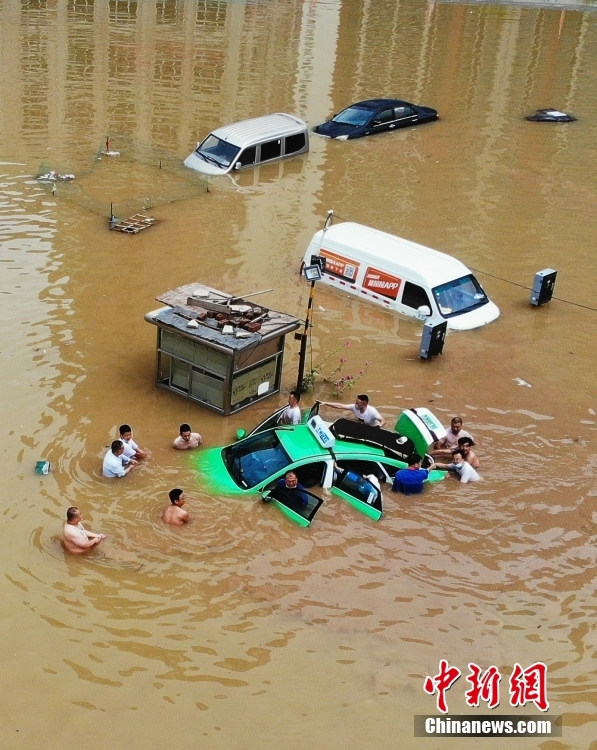 Жители города Ланьчжоу провели спасательные операции для машин после сильного дождя