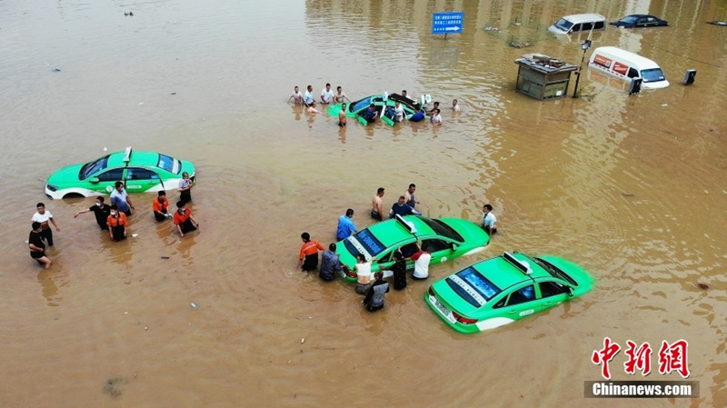 Жители города Ланьчжоу провели спасательные операции для машин после сильного дождя
