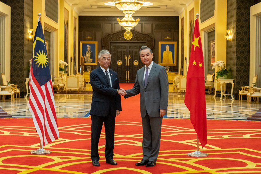 Верховный правитель Малайзии встретился с Ван И