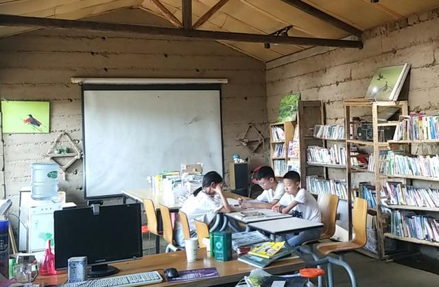 Китайский учитель создал круглосуточную библиотеку для деревенских детей