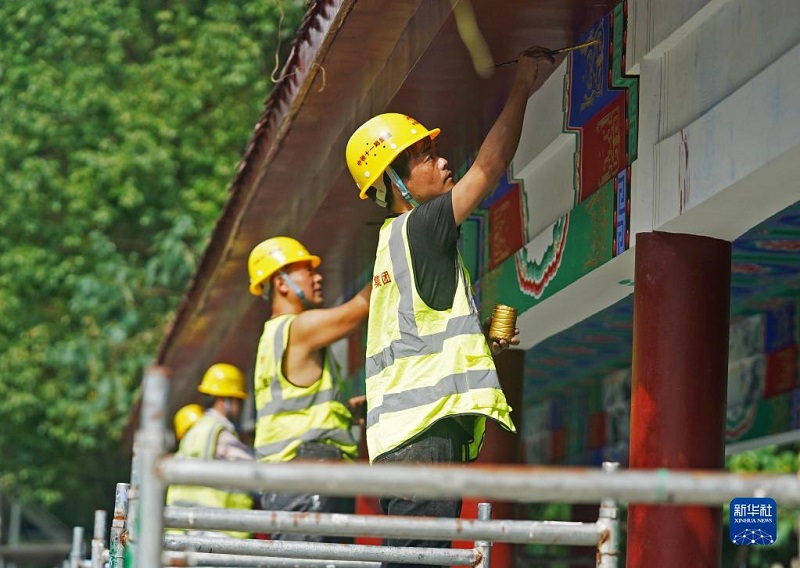 Рабочие Китая трудятся на своих местах в жару