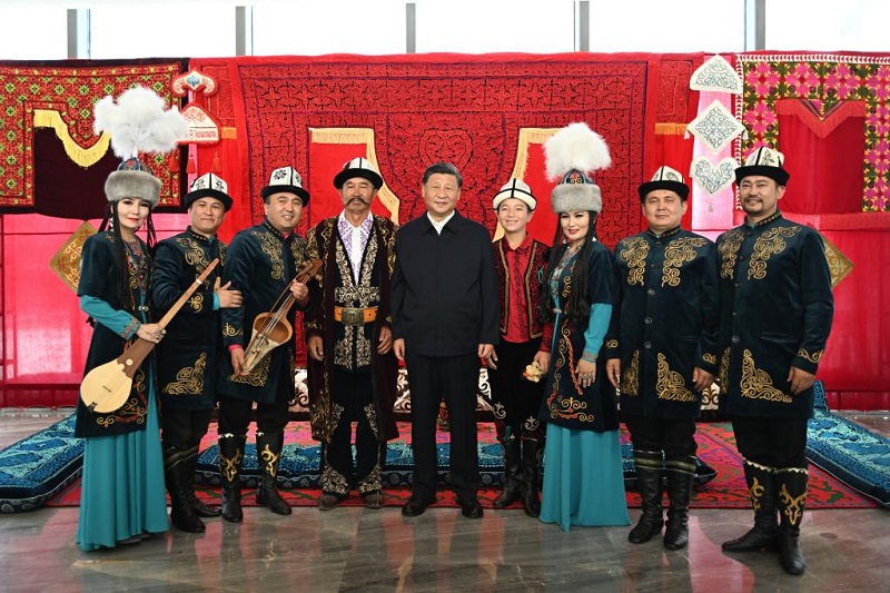 Си Цзиньпин подчеркнул важность защиты культурного наследия после просмотра этнического представления в Синьцзяне