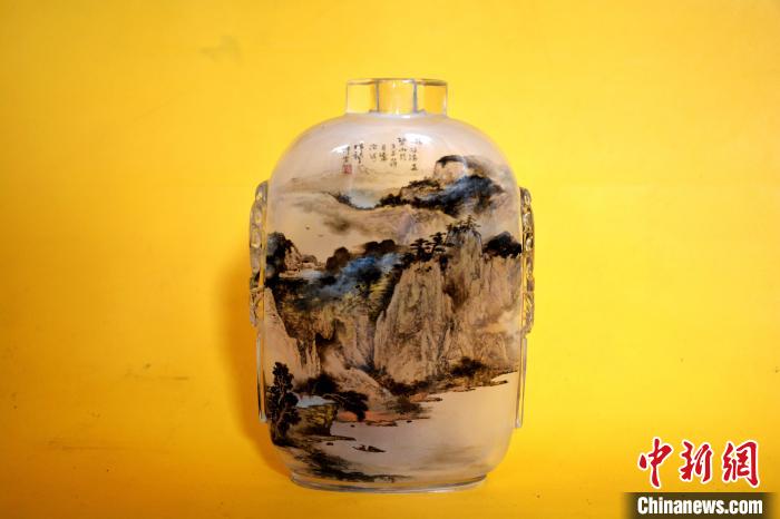 Китайский художник рисует картины внутри табачных пузырьков