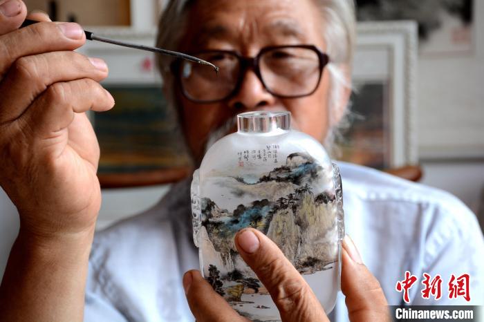 Китайский художник рисует картины внутри табачных пузырьков