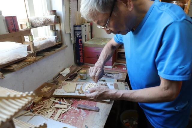 Сокровище из отходов: пожилой китаец создал изысканную деревянную конструкцию из палочек от мороженного и спичек