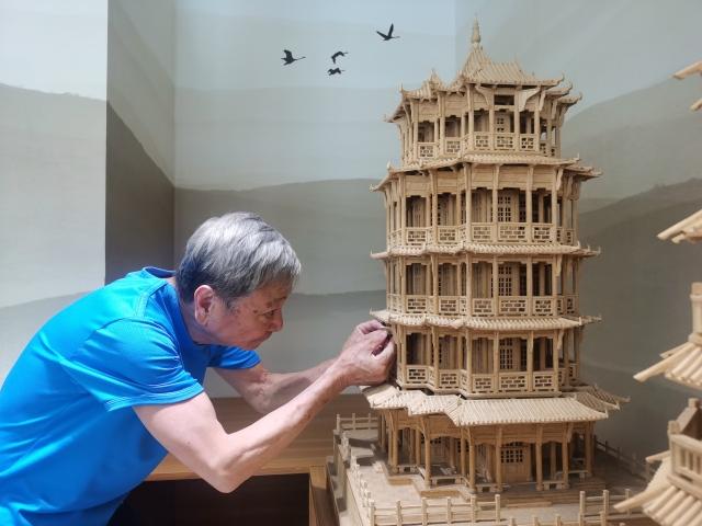 Сокровище из отходов: пожилой китаец создал изысканную деревянную конструкцию из палочек от мороженного и спичек