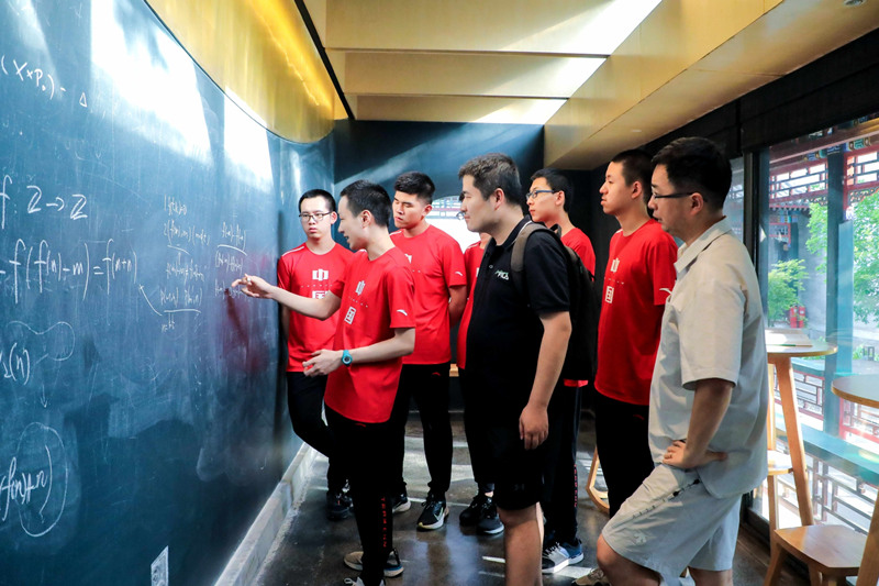 Китайская команда заняла первое место на Международной олимпиаде по математике, набрав максимальное количество баллов