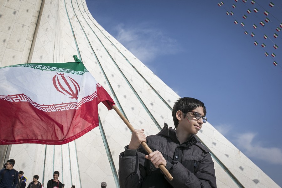 Тегеран, 11 февраля 2018 года. Мальчик с иранским флагом на праздновании 39-й годовщины победы Исламской революции на площади Азади /Свободы/ в Тегеране. /Фото: Синьхуа/