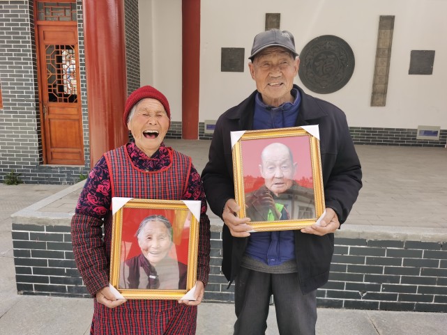 Фотограф бесплатно изготовила портреты для более 2000 сельских пожилых людей