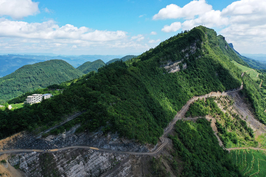 В Чунцине построили "зерновую дорогу вдоль скалы"