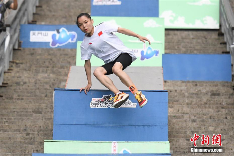 В живописном районе Китая Чжанцзяцзе состоялось соревнование по паркуру 