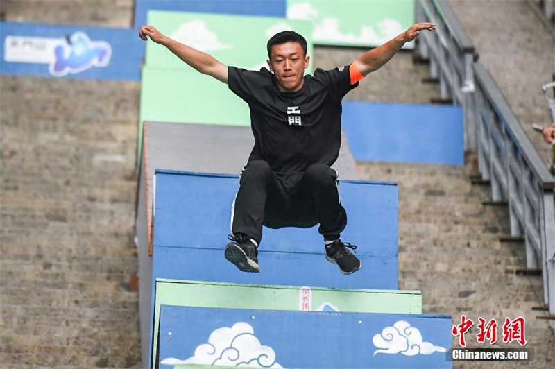 В живописном районе Китая Чжанцзяцзе состоялось соревнование по паркуру 