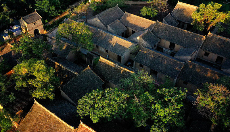 Заброшенная вековая деревня в городе Сиань превратилась в “земной рай”