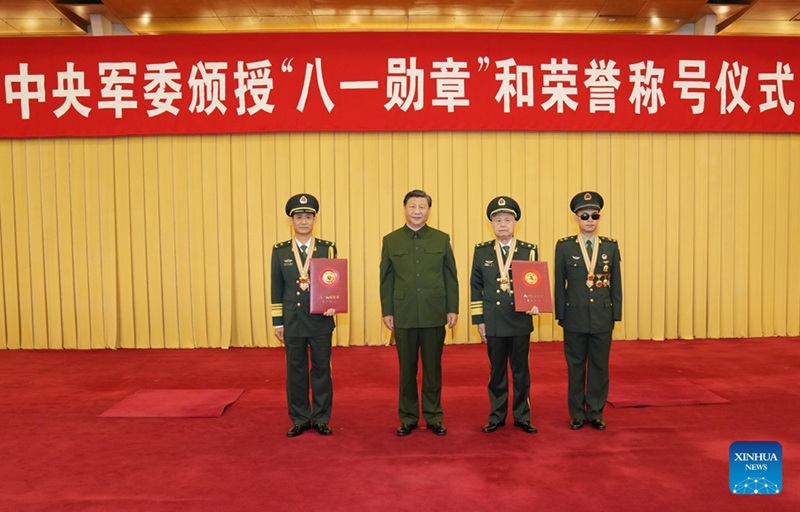 Си Цзиньпин вручил орден "Первого августа" отличившимся военнослужащим