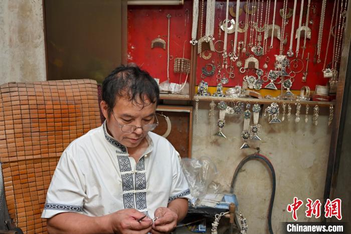 Китайский мастер вручную изготавливает изысканные ювелирные украшения из серебра