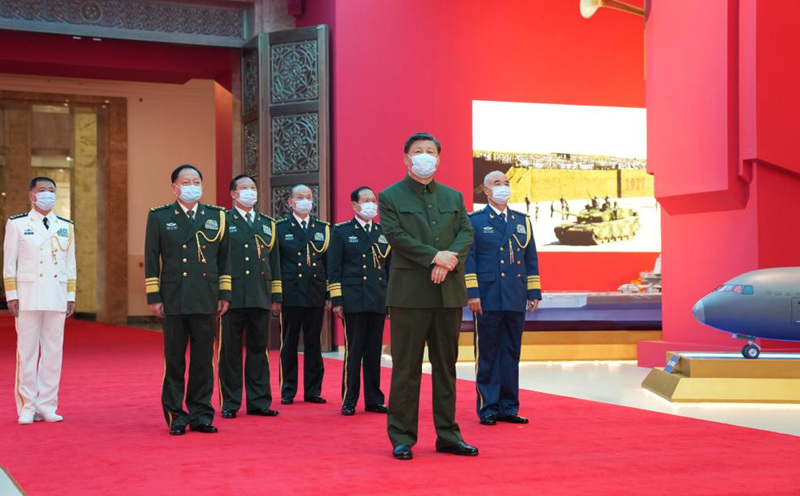 Си Цзиньпин посетил выставку, посвященную достижениям в укреплении национальной обороны и вооруженных сил Китая в новую эпоху. /Фото: Синьхуа/