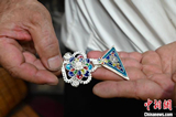 Китайский мастер вручную изготавливает изысканные ювелирные украшения из серебра