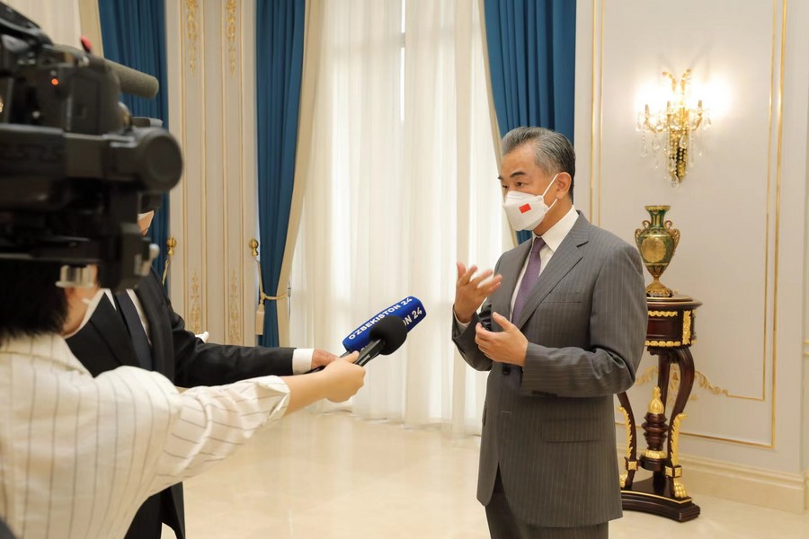 Китай и Узбекистан достигли единства мнений во время визита Ван И