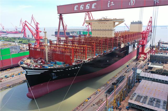 Самый большой в мире контейнеровоз выведен из дока в Шанхае