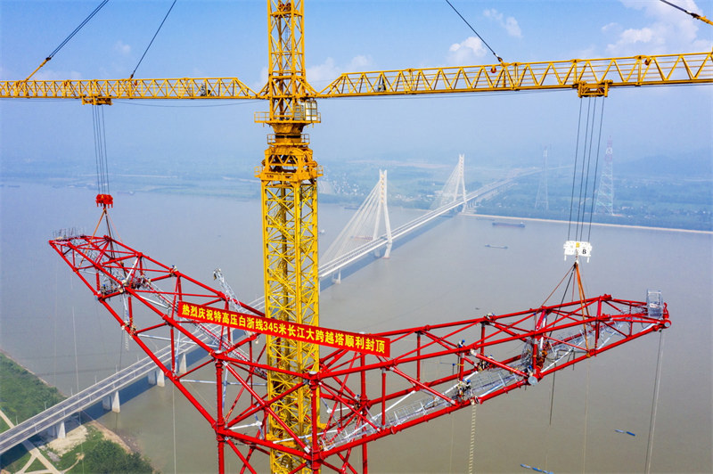 Строительство 345-метровой вышки электропередачи завершилось в городе Чичжоу провинции Аньхой