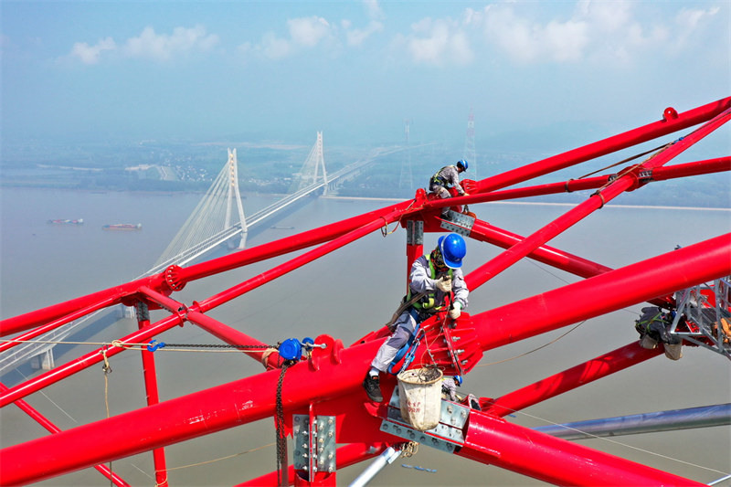 Строительство 345-метровой вышки электропередачи завершилось в городе Чичжоу провинции Аньхой