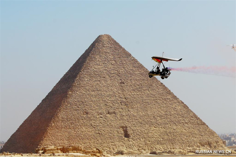 Авиашоу над пирамидами Гизы