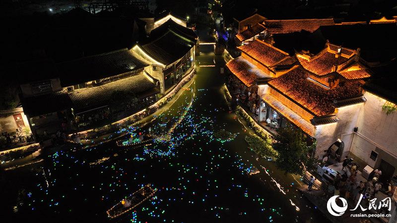 В древней деревне провинции Чжэцзян состоялся фестиваль речных фонарей в честь праздника Цисицзе