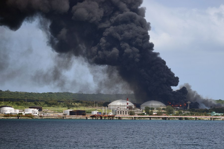Один человек погиб, 122 пострадали при пожаре на нефтехранилище на Кубе