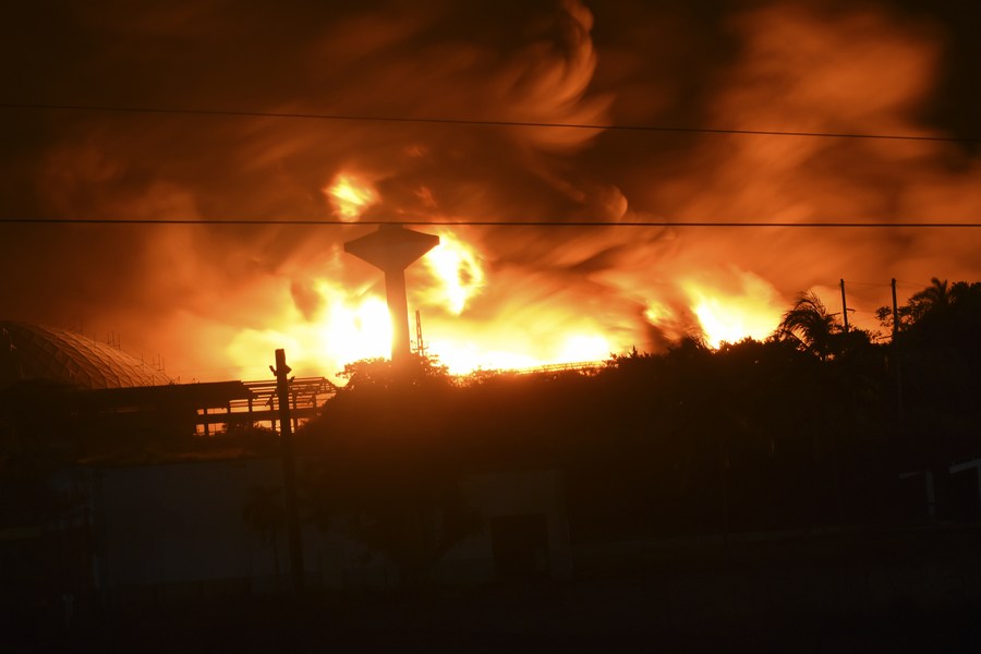 Один человек погиб, 122 пострадали при пожаре на нефтехранилище на Кубе