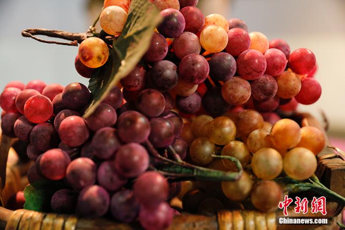 Десятилетняя китаянка изготавливает невероятно реалистичные виноградные грозди из стекла