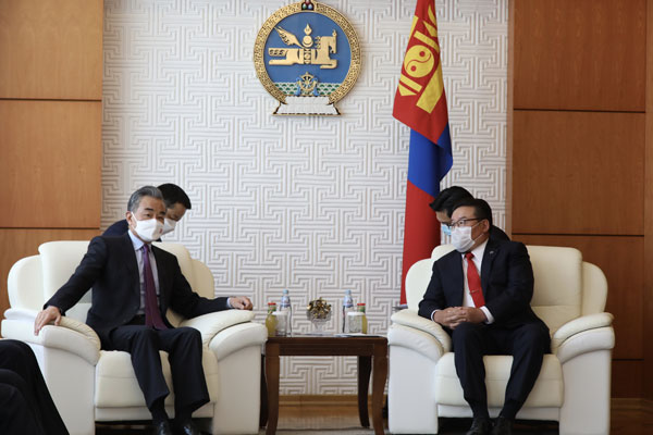 Председатель Великого государственного хурала Монголии Гомбожавын Занданшатар провел встречу с Ван И