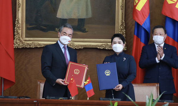 Ван И провел переговоры с главой МИД Монголии Б. Батцэцэг