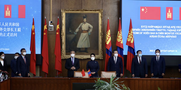 Ван И провел переговоры с главой МИД Монголии Б. Батцэцэг