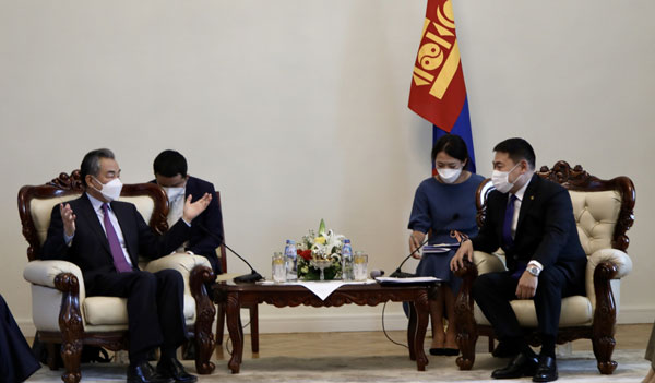 Премьер-министр Монголии Л. Оюун-Эрдэнэ провел встречу с Ван И
