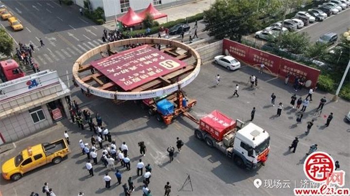 Самое большое в мире сталепрокатное кольцо было перевезено из Цзинаня в порт Вэйфан провинции Шаньдун