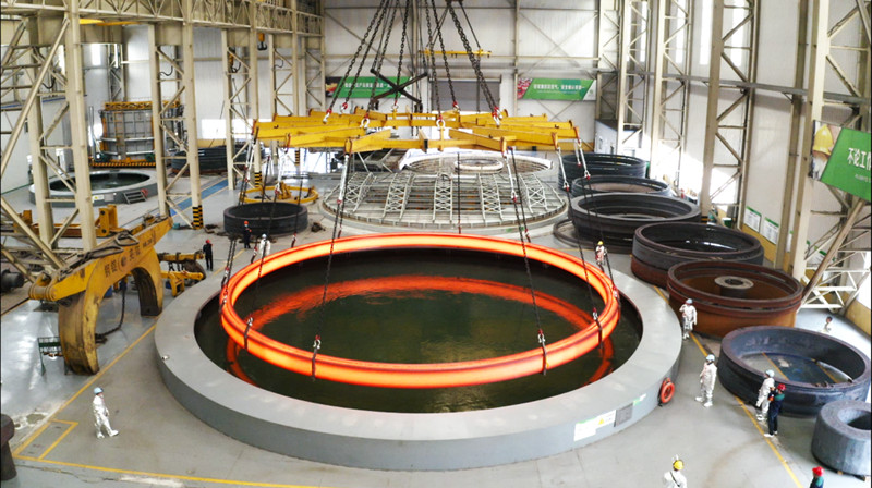 Самое большое в мире сталепрокатное кольцо было перевезено из Цзинаня в порт Вэйфан провинции Шаньдун